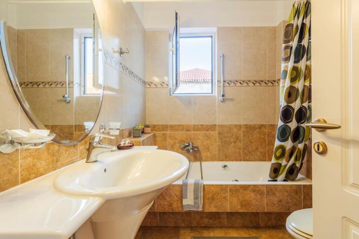 Spacious Urban Haven-Family Home, Perfect Location Каламата Экстерьер фото