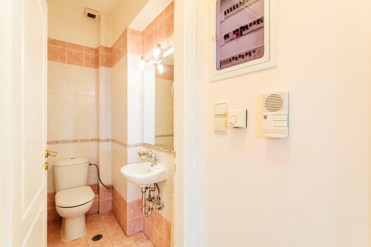 Spacious Urban Haven-Family Home, Perfect Location Каламата Экстерьер фото